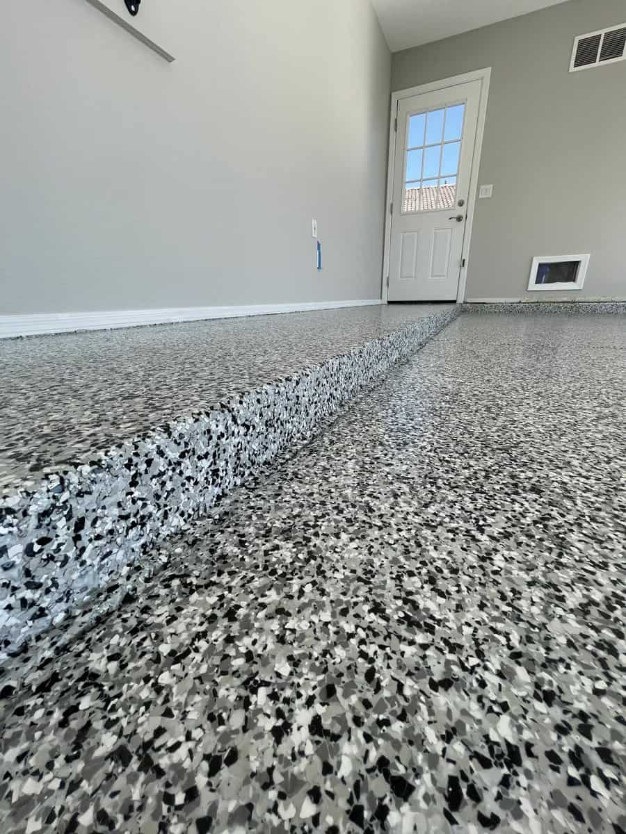 Detail epoxidové podlahy na schodech